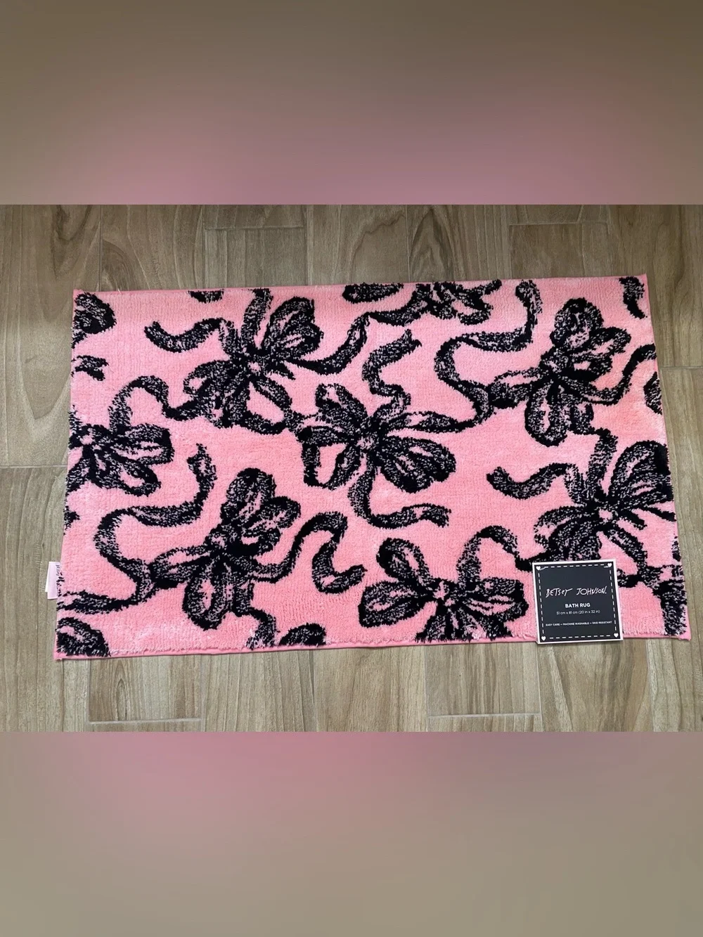 Betsey Johnson ❤️So soft Bow pattern Bath Rug Pink/Black  20x32”  New